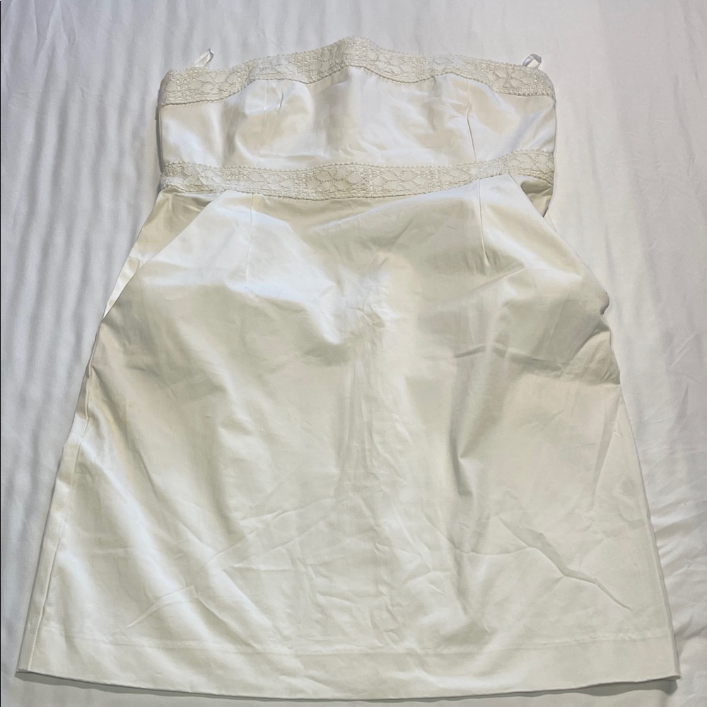 Elegant White Strapless Dress with Pockets